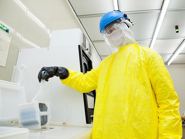 Laborarbeiter mit Schutzkleidung