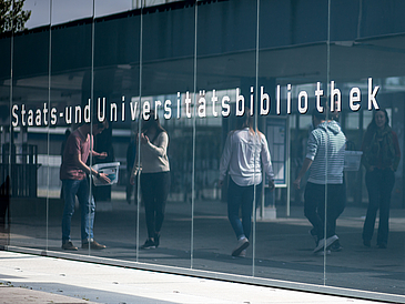 Studierende vor der Staats- und Universitätsbibliothek