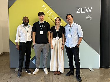 Alex Kimani, Semih Karaorman, Wiebke Siebert und Julian Wilches (v.l.n.r) auf der EARIE Konferenz