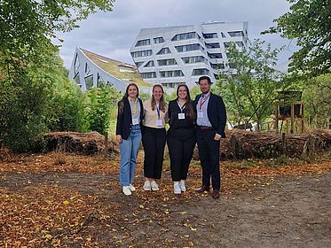 Foto mit Annelie Lorber, Friederike Lindauer, Hannah Luisa Krüger und Dr. Julian Decius