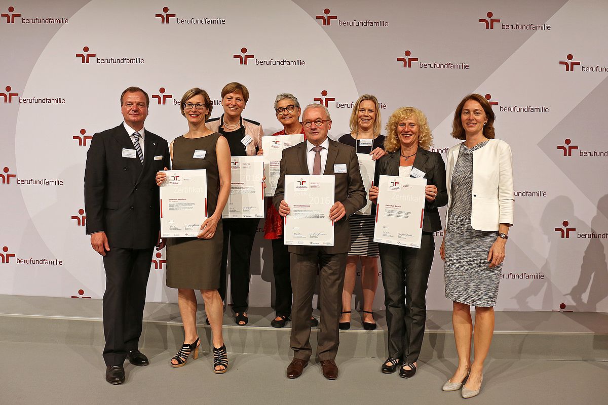 Acht Personen, sechs mit Auszeichnung