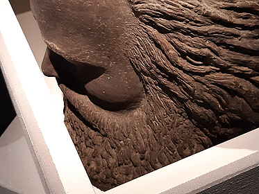 Karl Marx wird weggepackt