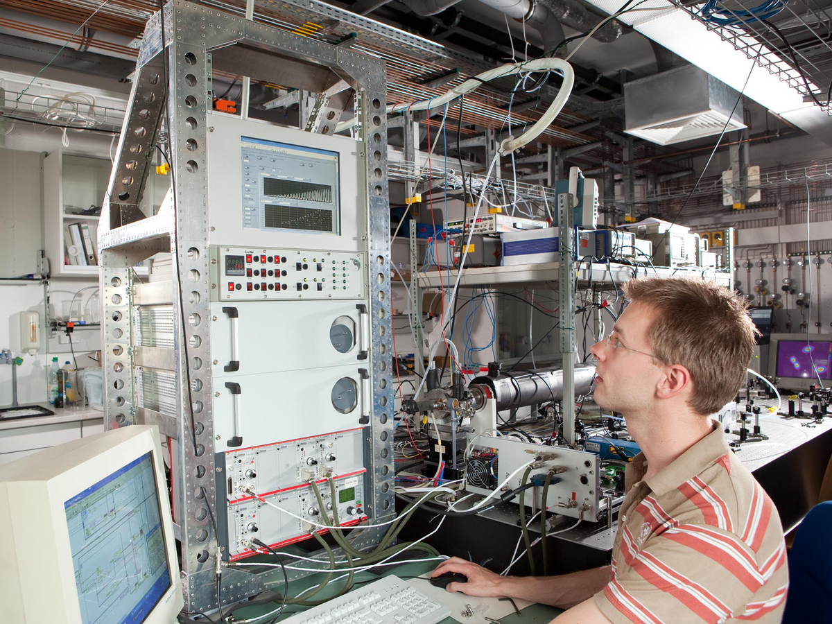 Eine Person an einem Computer im Labor.
