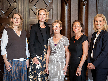 Prof. Margot Brink, Prof. Karen Struve, Dr. Schilling, Prof. Stephanie Wodianka und Prof. Jutta Günther (v.l.).