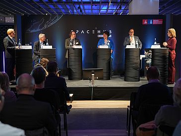 Bild von den Teilnehmenden der Podiumsdiskussion der Veranstaltung