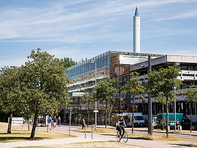 Der Zentralbereich der Universität Bremen mit der Glashalle. Im Hintergrund ist der Fallturm zu sehen.