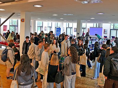 Austauschstudierende unterhalten sich