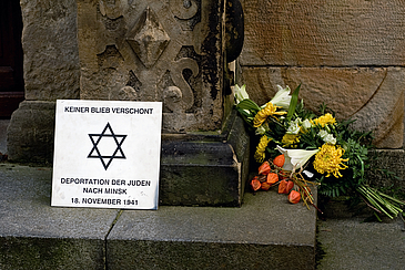 Die Gedenktafel auf der Treppe des Schulgebäudes