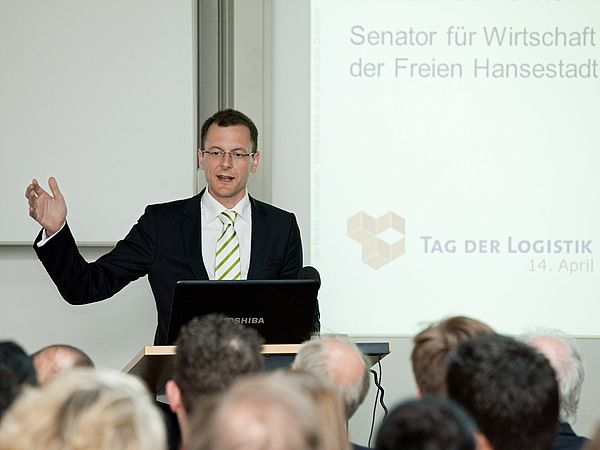 Ein Mann hält eine Präsentation.