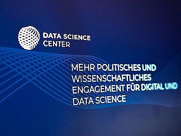 Logo Data Science Center mit Schriftzug - mehr politisches und wissenschaftliches Engagement für Data Science