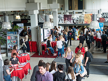 Das GW2 mit Ständen und jungen Menschen.