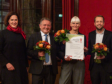Wissenschaftssenatorin Kathrin Moosdorf mit den drei Preisträger:innen