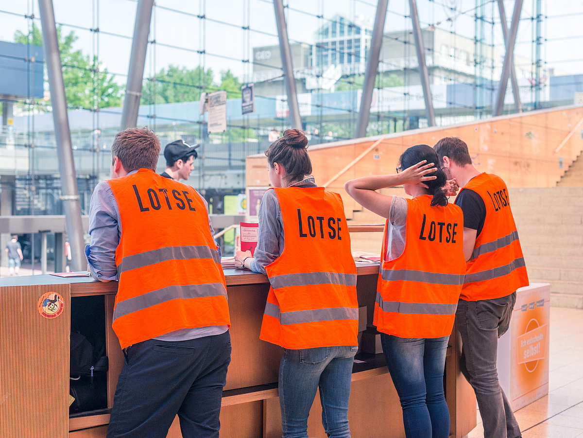 Ehrenamtliches Engangement Personen mit Westen, auf denen "Lotse" steht.