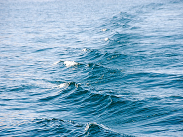 Leichte Wellen auf dem blauen Meer