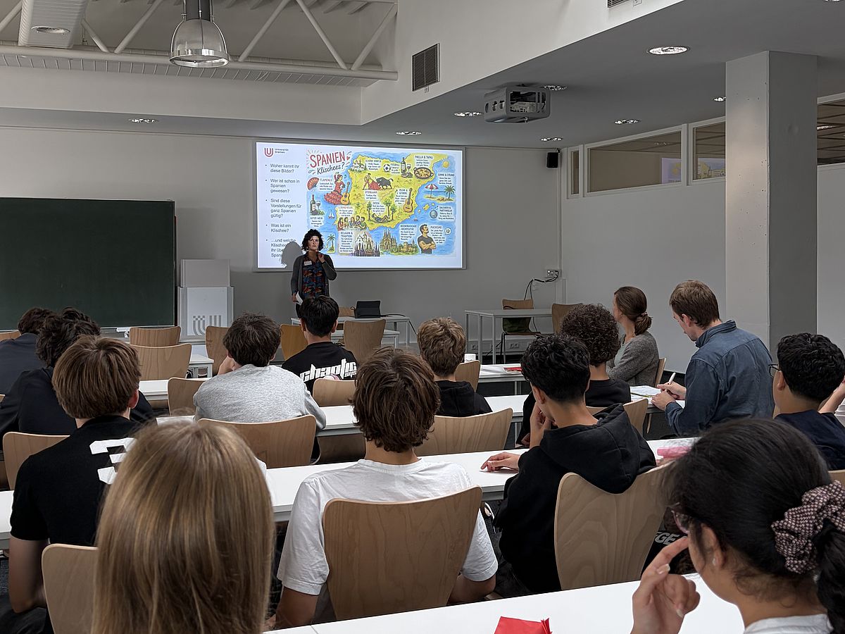 Vortrag mit Schüler:innen im Vordergrund