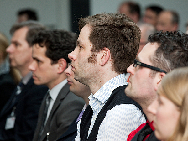 Eine Reihe von Menschen im Publikum.