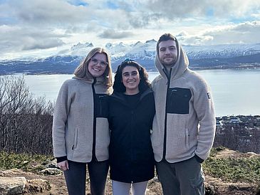 Rena Gertje, Kübra Yesilova und Jaro Pleus stehen vor einem See