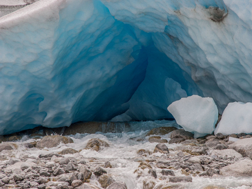 Höhle aus blau-weißem Gletschereis