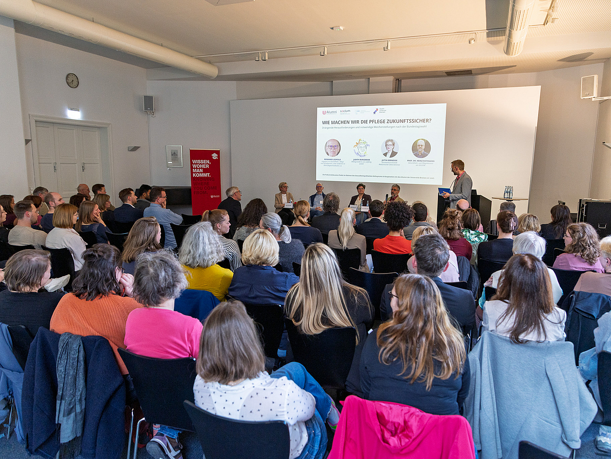 Die Zuschauermenge während der Podiumsdiskussion