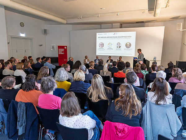 Die Zuschauermenge während der Podiumsdiskussion