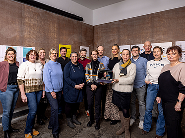Vertreterinnen und Vertreter der beteiligten Schulen aus Bremen und Bremerhaven zusammen mit dem Ausstellungsteam, bestehend aus Mitgliedern der Gruppe für Gestaltung, Gesine Born und Prof. Dr. Sabine Doff (mit Laptop)