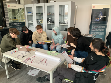 Eine Kleingruppe von Schülerinnen und Schülern lernt Industriemathematik kennen