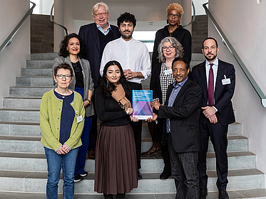 Übergabe der Rassismusdefinition mit Handlungsempfehlungen für Anti-Rassismus in der Verwaltung an die Staatsministerin im Bundeskanzleramt.