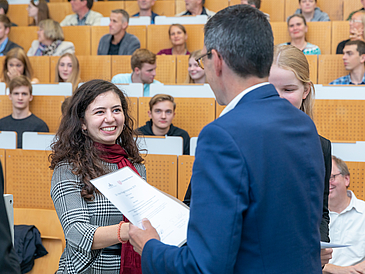 Professor Hoffmeister überreicht Preise an zwei Schülerinnen