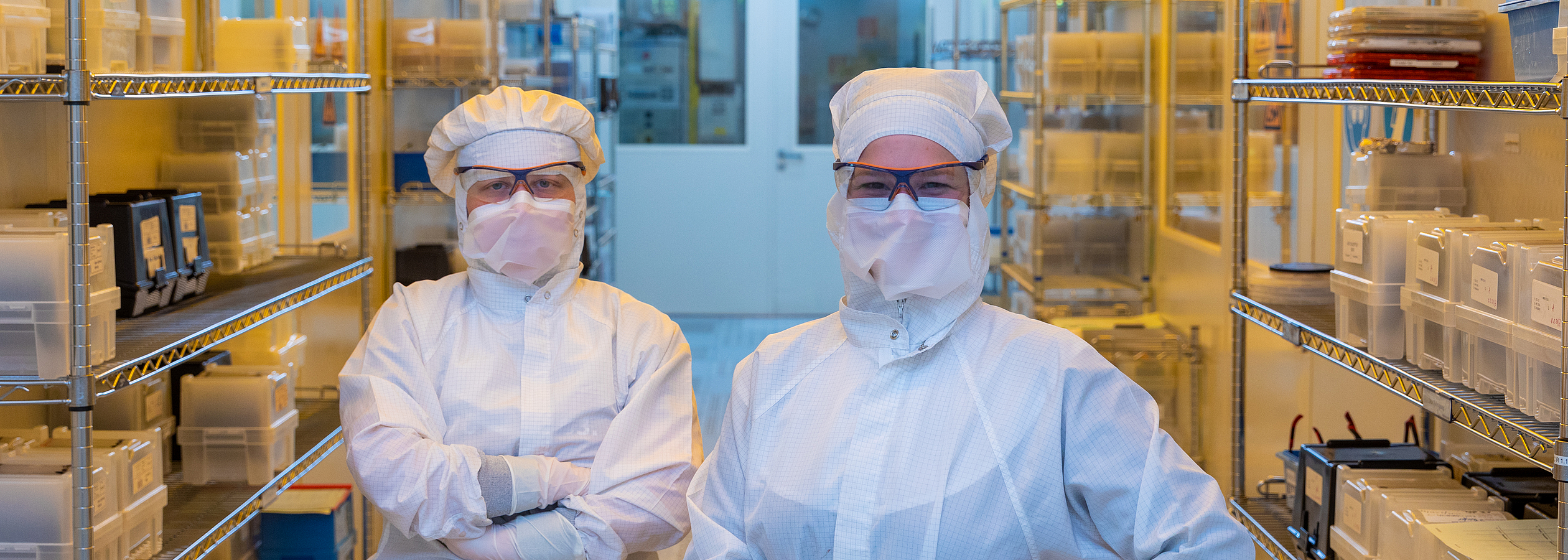 Mikrotechnologen in einem Schutzanzug im Labor