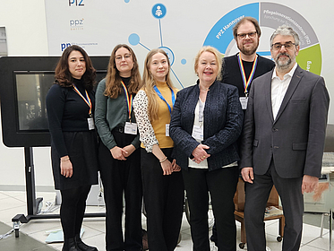 Gruppenfoto von: Dr. Beliz Kübra Budak, Meret Rupprecht, Julia Misonow, Prof. Dr. Karin Wolf-Ostermann, Dominik Domhoff, Prof. Dr. Heinz Rothgang