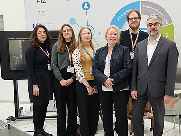 Gruppenfoto von: Dr. Beliz Kübra Budak, Meret Rupprecht, Julia Misonow, Prof. Dr. Karin Wolf-Ostermann, Dominik Domhoff, Prof. Dr. Heinz Rothgang