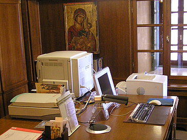 Alte Computerausstattung in einem Büroraum einer orthodoxen Kirche
