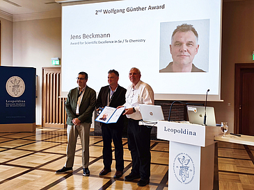 Mit dem Wolfgang-Günther-Award for Scientific Excellence in Selenium and Tellurium Chemistry ist der Chemiker Jens Beckmann (Mitte) ausgezeichnet worden.