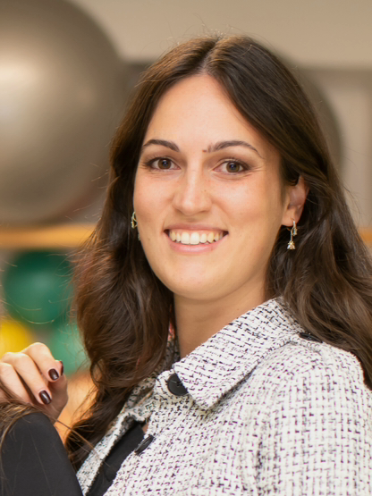 Portrait einer Person mit langen, braunen Haaren