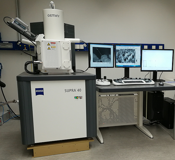 Das Bild zeigt ein Rasterelektronenmikroskop und ein energiedispersives Röntgenspektroskop im Labor