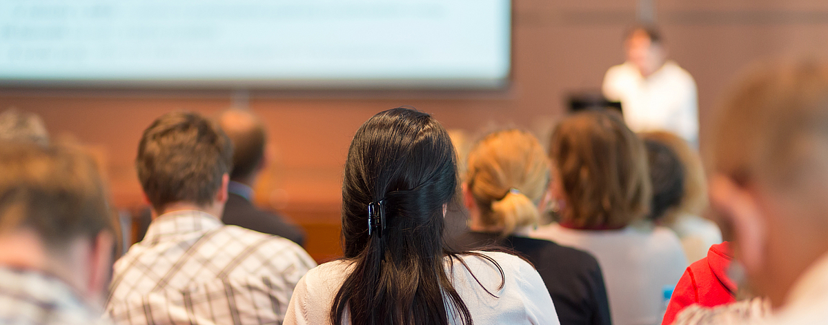 Die wissenschaftliche Weiterbildung an der Universität Bremen Weiterbildungsstudierende in einer Vorlesung
