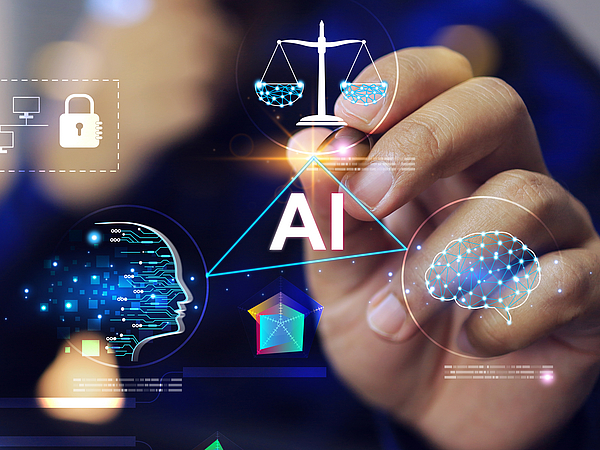 2042794223 Frau vor virtuellem Monitor