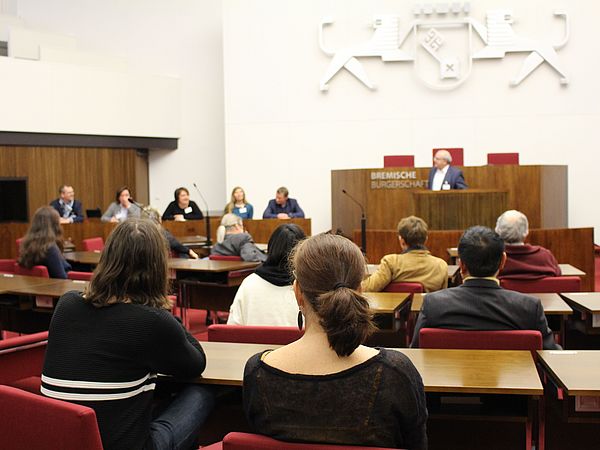 Alumni im Plenarsaal