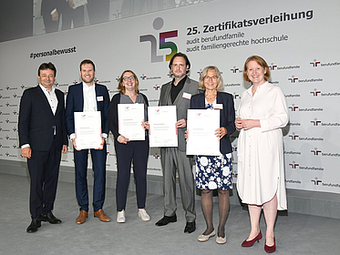 Bettina Schweizer, Projektleitung audit familiengerechte hochschule an der Universität Bremen (2. von rechts) mit dem Geschäftsführer der der audit berufundfamilie gGmbH, Oliver Schmitz (links) und Bundesfamilienministerin Lisa Paus (rechts).