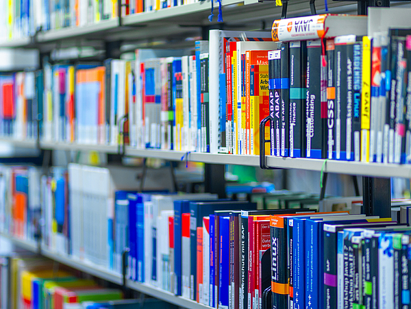 Bücher in der Universitätsbibliothek.