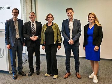 Sprecher des Bremer Forschungs- und Transferschwerpunktes „Dynamics in Logistics“ Prof. Dr. Michael Freitag, Prof. Matthias Klumpp, Senatorin für Wirtschaft, Häfen und Transformation Kristina Vogt, Dekan des Fachbereichs Wirtschaftswissenschaft Prof. Dr. Maik Eisenbeiß und OHB-Vorstandsmitglied Daniela Schmidt (v.l.).