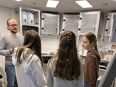 Girls visiting the MaMBA habitat at ZARM, University Bremen
