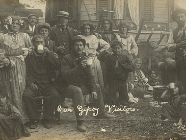 Englische Postkarte "Our Gipsy Visitors" („Unsere Zigeuner-Gäste“) von 1906, die deutsche Sinti und Roma in Großbritannien zeigt.