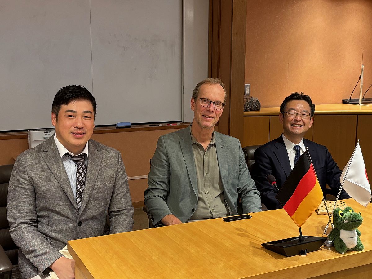 Abgebildet sind Prof. Kei Kamide, Prof. Kazumasa und Prof. Hajo Zeeb