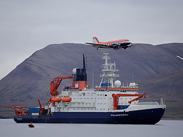 Forschungsflugzeug Polar 5 überfliegt das Forschungsschiff Polarstern bei einem Zwischenstopp auf Spitzbergen.