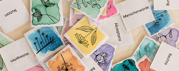Zu sehen sind bunte Bilder und ethische Begriffe