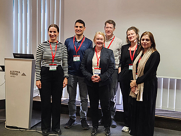 Gruppenfoto mit Karin Wolf-Ostermann und Janissa Altona