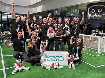 Das B-Human Team feiert seinen Sieg beim RoboCup German Open Replacement Event 2023.