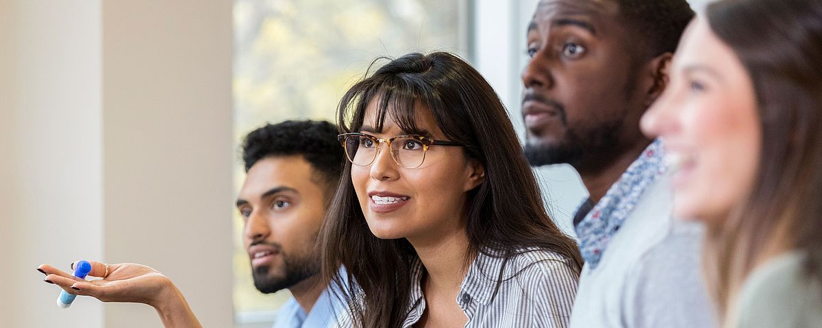 Internationale Berufstätige in einer Weiterbildung an der Uni