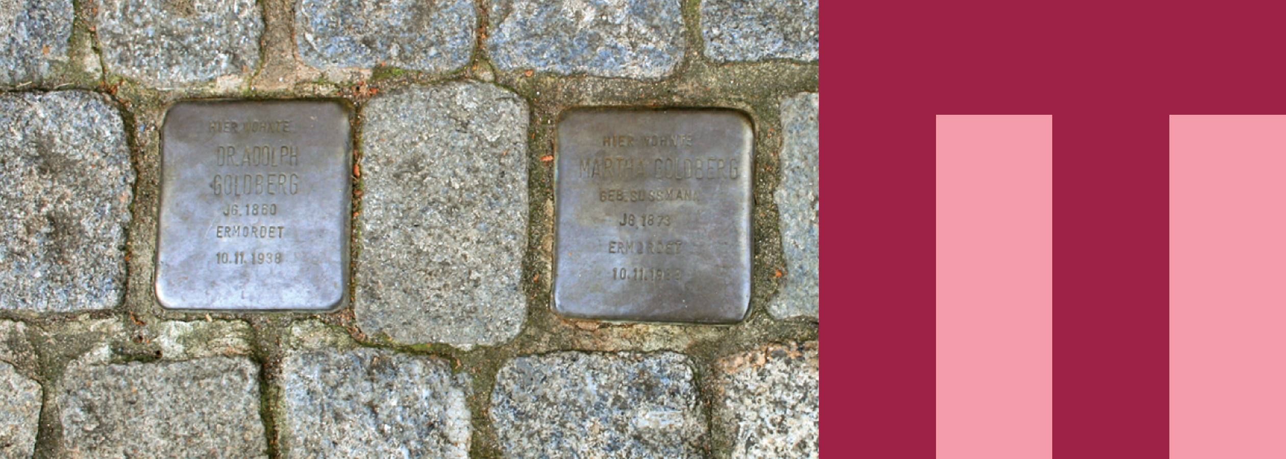 Zwei Pflastersteine mit Inschrift, sogenannte Stolpersteine, sind in das normale Straßenpflaster eingelassen. Auf der Inschrift stehen als Erinnerung an den Holocaust die Namen und Geburts- und Todesdaten der Menschen, die einst hier wohnten und von den Nazis ermordert wurden.